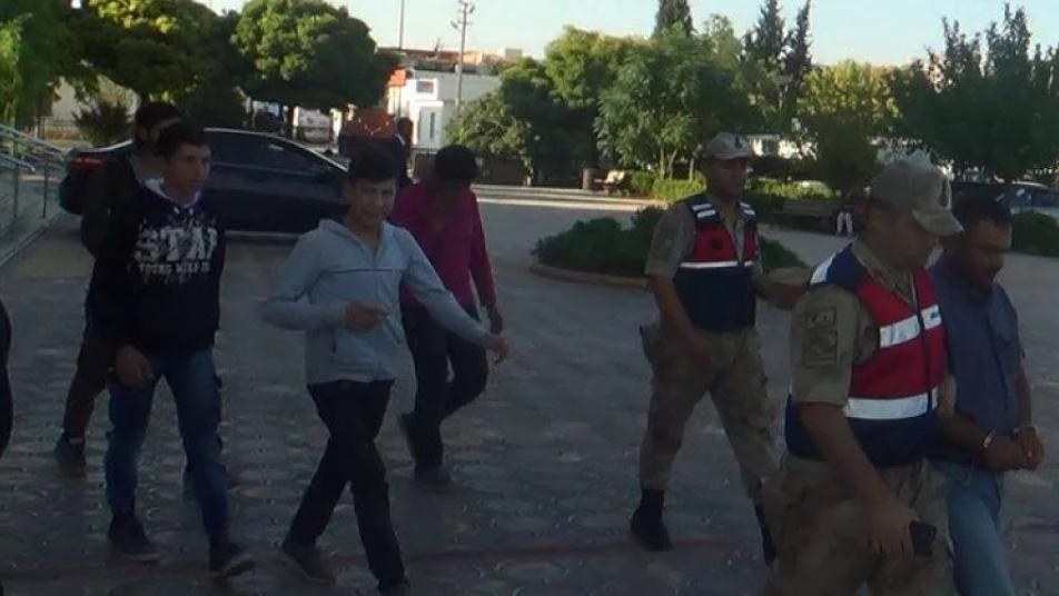 السلطات التركية ترحّل سوريين عبروا الحدود بطريقة "غير شرعية"