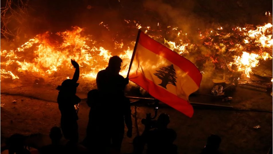 انهيار اقتصادي غير مسبوق يفجر غضب اللبنانيين ويشل حركة البلاد