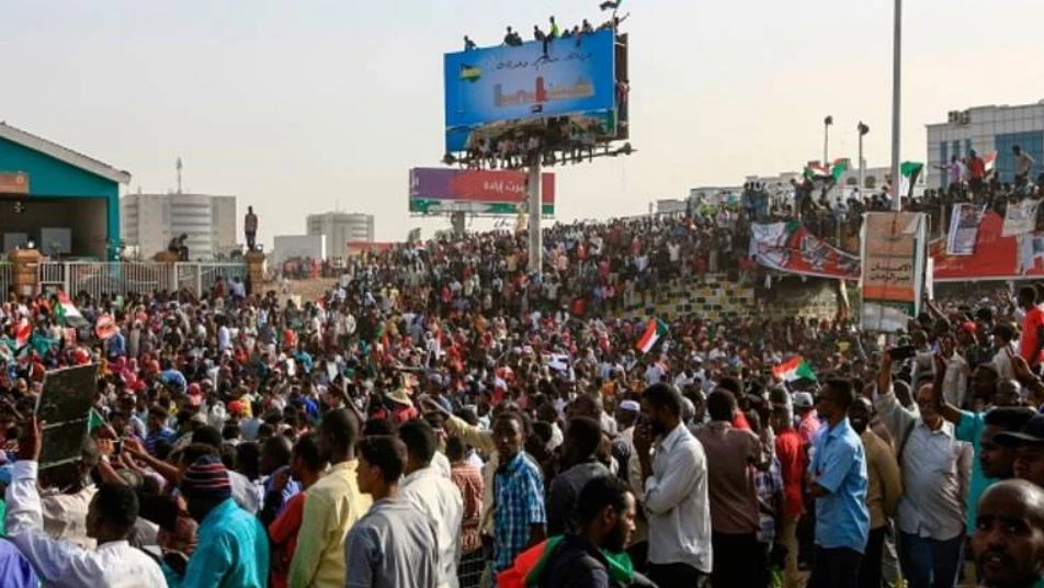 آلاف السودانيين يطالبون الجيش بتسليم السلطة إلى حكومة مدنية