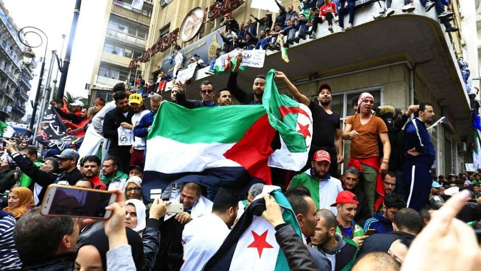 الجزائريون يواصلون التظاهر حتى سقوط آخر "الباءات" الأربعة (فيديو)