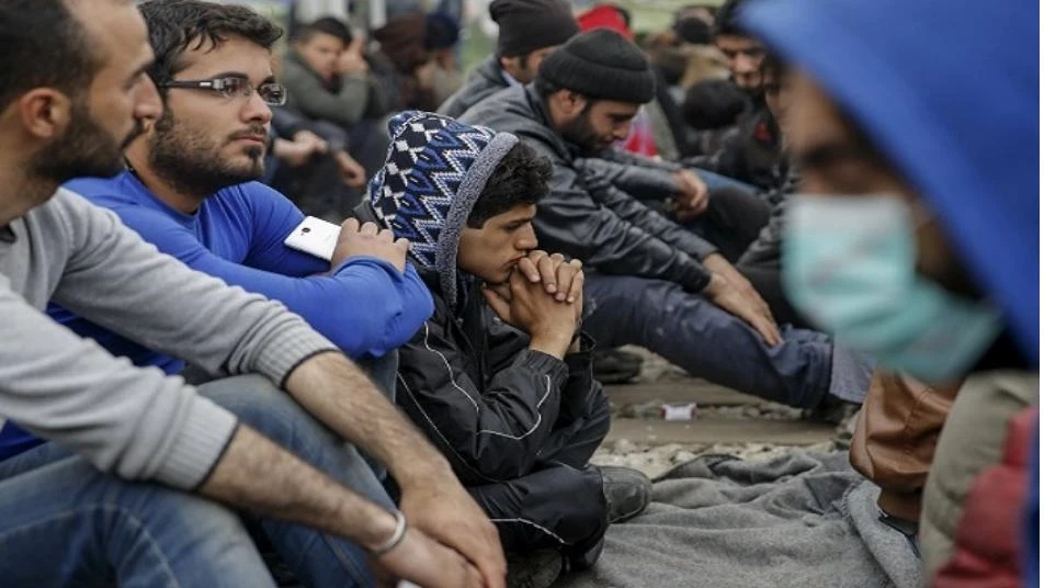 الشرطة اليونانية تخلي لاجئين سوريين من مساكنهم إلى الشارع.. ما القصة؟ (صور)