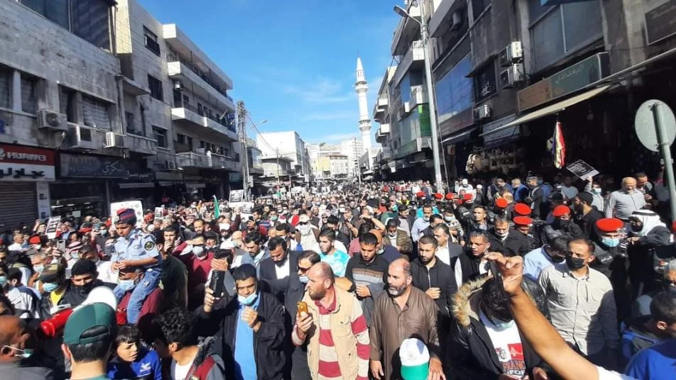 "مطالبنا شرعية.. خبز وعدالة وحرية": مظاهرات واسعة في الأردن
