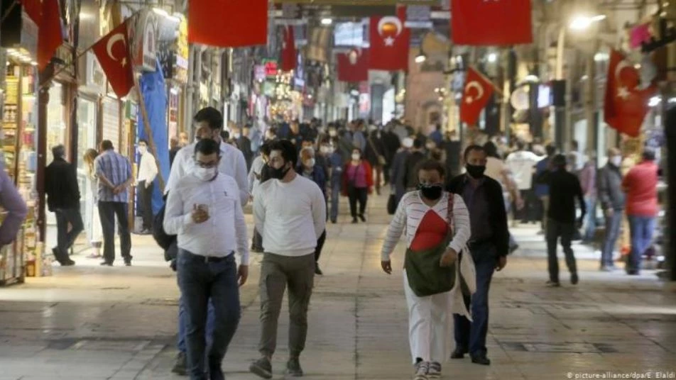 ليست المطاعم.. صحيفة تكشف عن أكثر مهنة يعمل بها السوريون بتركيا!