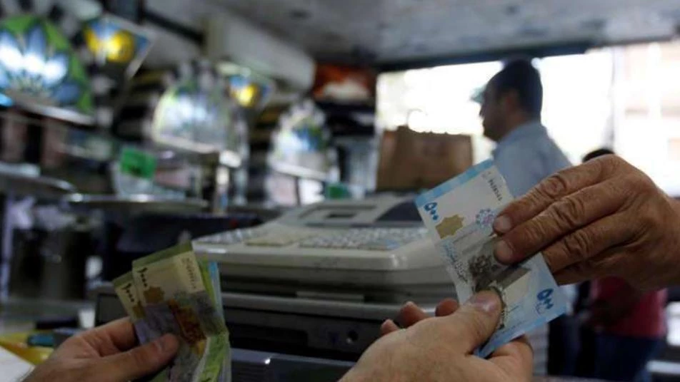 خبراء اقتصاديون يكشفون أسباب ارتفاع الدولار أمام الليرة السورية مؤخراً