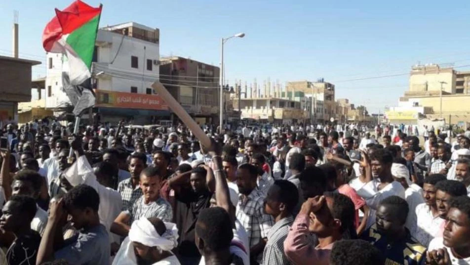 آلاف يتظاهرون غرب السودان لتوفير الخبز ووقف الفلتان الأمني