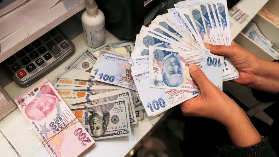هبوط غير مسبوق لليرة التركية وقرار جديد لعمليات بيع وشراء الدولار