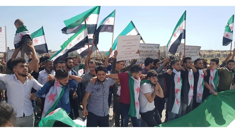 "لا تمثل السوريين".. وقفة احتجاجية لطلاب "إدلب الحرة" رفضاً للجنة الدستورية (صور)