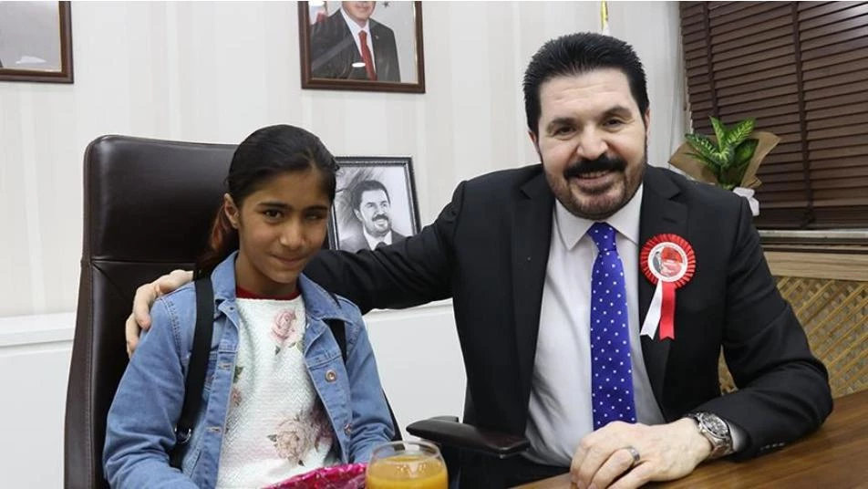 طفلة سورية تتقلد منصب رئيسة بلدية ولاية أغري التركية