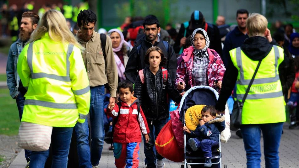 الصحافة الألمانية تضغط على الحكومة لتنفيذ تعهداتها تجاه اللاجئين السوريين وتكشف بالأرقام انتهاكاتها لحقوقهم
