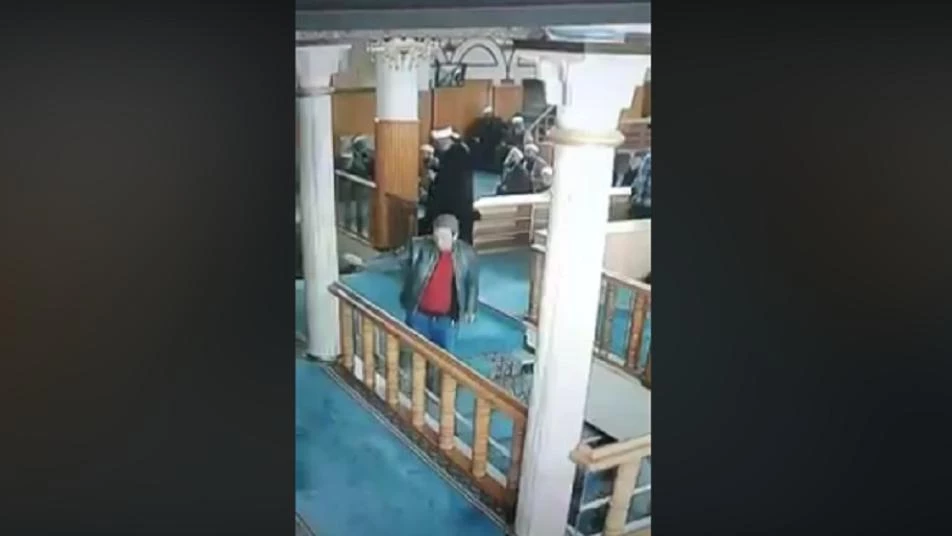 بشكل متعمد.. شخص يلوّث بلعابه أحد المساجد التركية (فيديو)