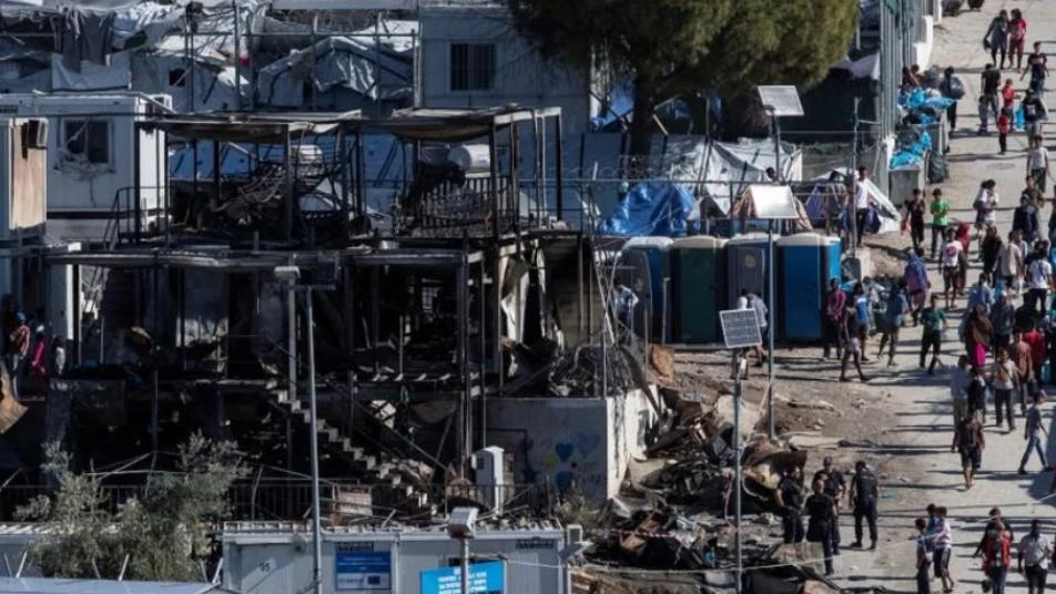 اليونان تكثف نقل المهاجرين إلى البر الرئيسي بعد اشتباكات ليسبوس