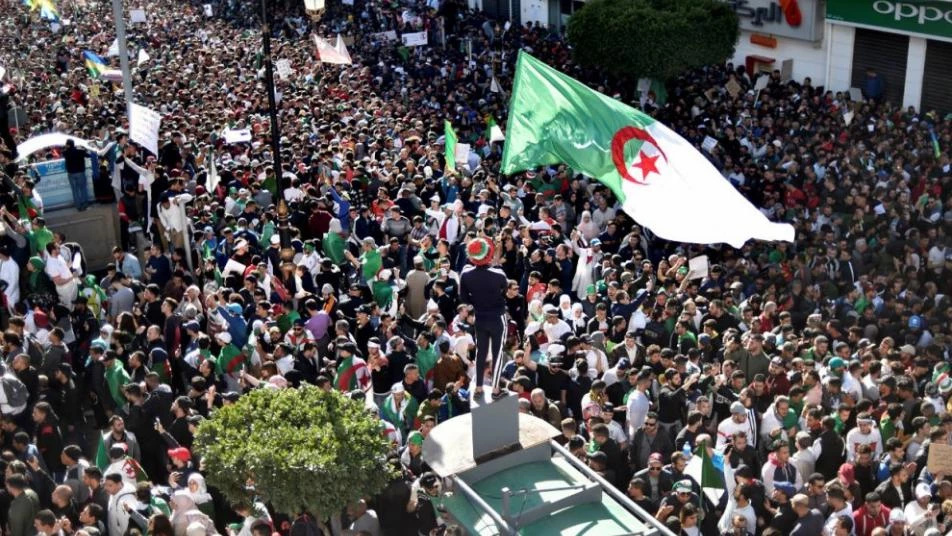 آلاف يتظاهرون ضد النخبة الحاكمة في العاصمة الجزائرية