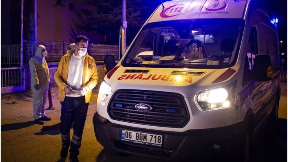 شاب يفرّ من الحجر الصحي في مستشفى بالعاصمة التركية أنقرة (فيديو)