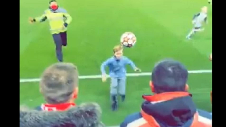 واقعة طريفة.. طفل يقتحم مباراة بدوري الأبطال ويسرق الكرة وسط تصفيق الجماهير