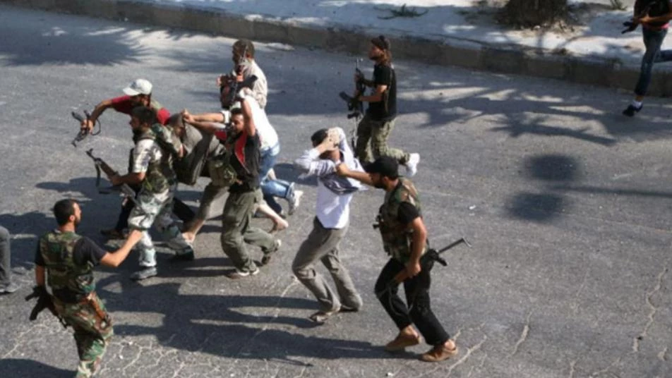 شبيح يقتل عنصراً من ميليشيا أسد في حلب (صور)
