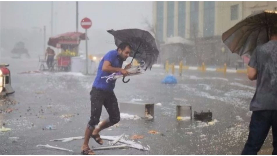 مشاهد مخيفة.. ضحايا ودمار جراء عاصفة رياح قوية ضربت مدينة إسطنبول - فيديو