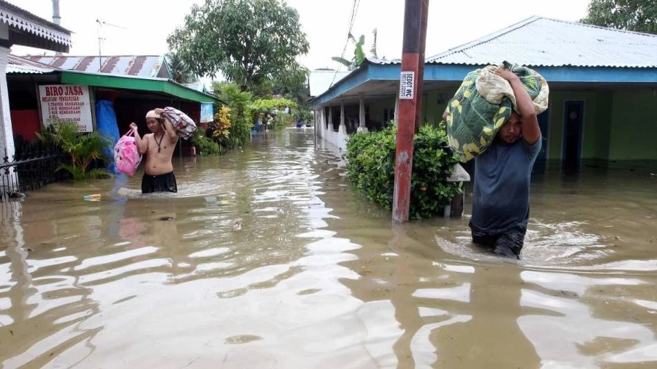 10 قتلى جراء فيضانات وانزلاقات أرضية في إندونيسيا