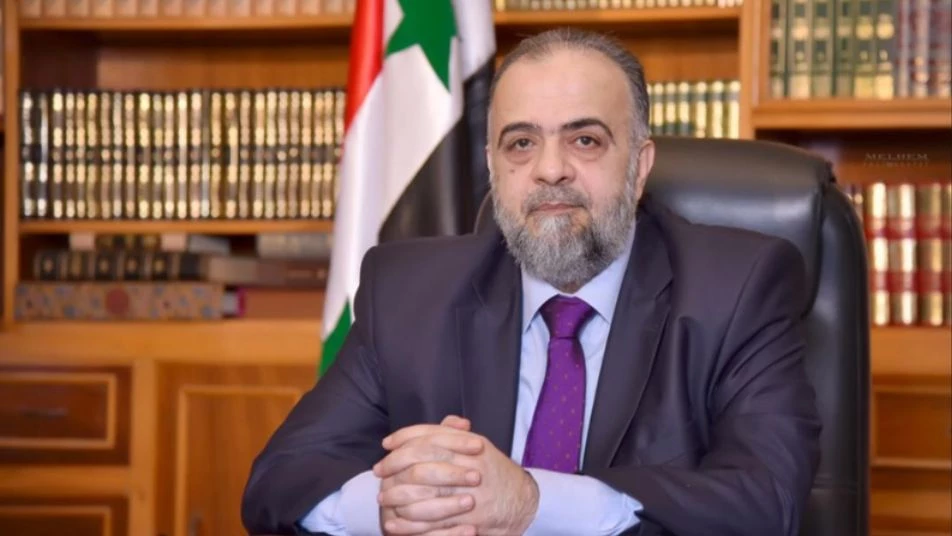 وزير أوقاف النظام يبرر إلغاء منصب المفتي بحدث تاريخي فَيُدين حافظ وبشار