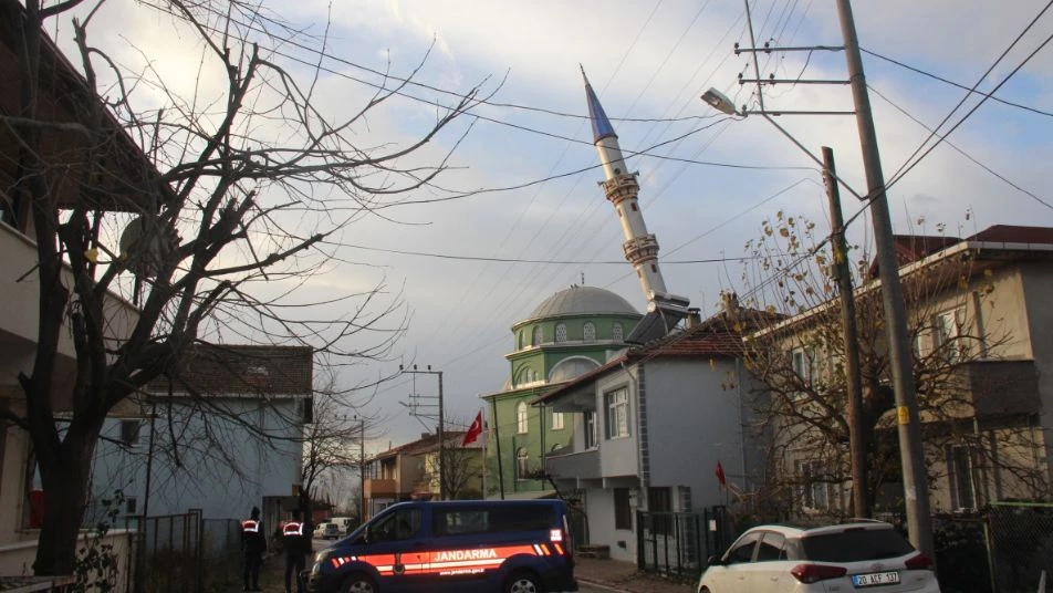 مئذنة مسجد تركي تتحدى عاصفة لودوس وتتمايل كالأشجار ولا تنكسر (فيديو)
