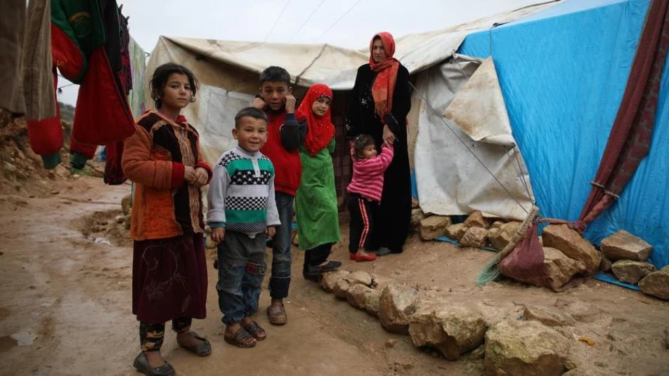 بزمن كورونا.. كيف يعيش عشرات الآلاف في مخيمات نزوح عشوائية شمال سوريا؟