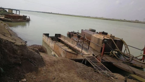 شاهد أنابيب النفط العائمة على نهر الفرات بين مناطق "قسد" وميليشيا أسد (فيديو)
