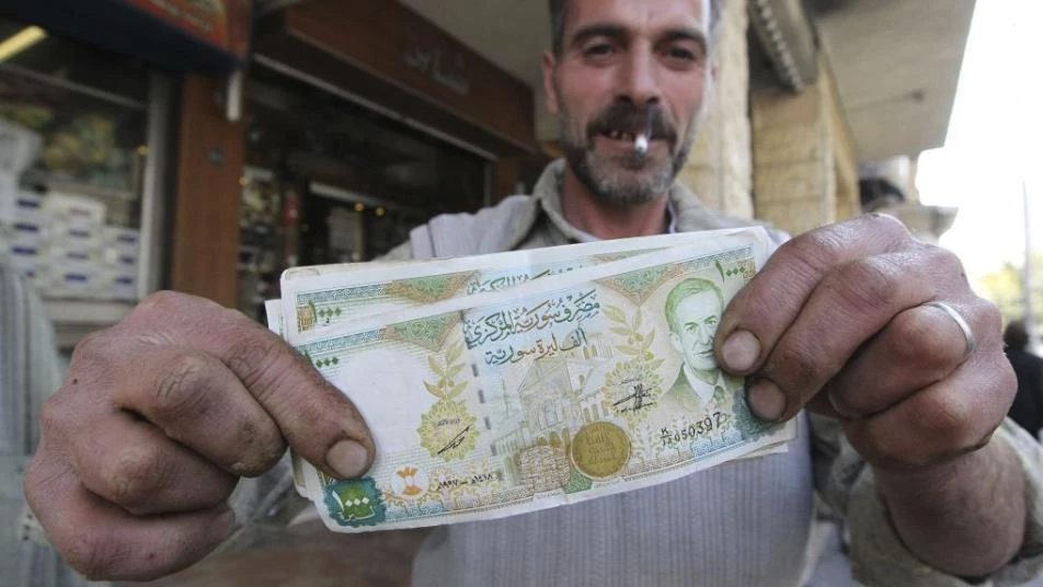 انهيار جديد لليرة السورية.. صفحات موالية تكشف خدعة تجار الأسد مع الدولار