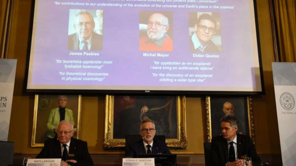 فهم تطور العالم يمنح ثلاثة علماء جائزة نوبل للفيزياء