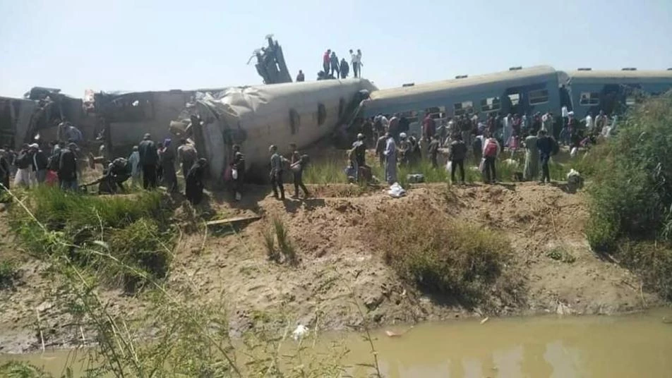 في حادث مروع.. قتلى وجرحى بتصادم قطارين وسط مصر (فيديو + صور)