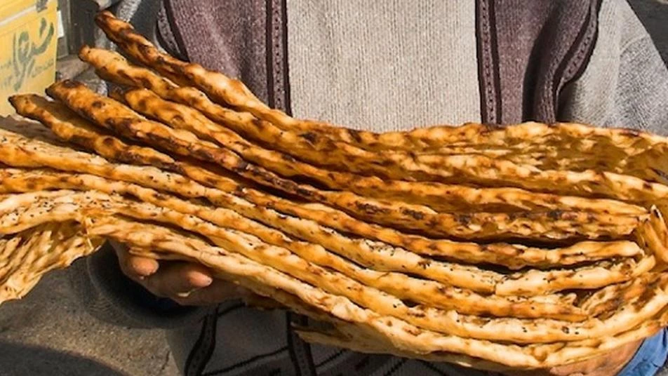 ارتفاع مخيف يصل إلى 3 أضعاف في سعر رغيف الخبز الإيراني 