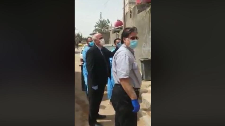 شاهد عراقي يُهدد طاقما طبيا وصل لمعاينته من كورونا بقوة السلاح  (فيديو)