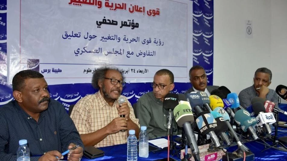 قوى "الحرية والتغيير" تسلّم المجلس العسكري رؤيتها للمرحلة الانتقالية في السودان