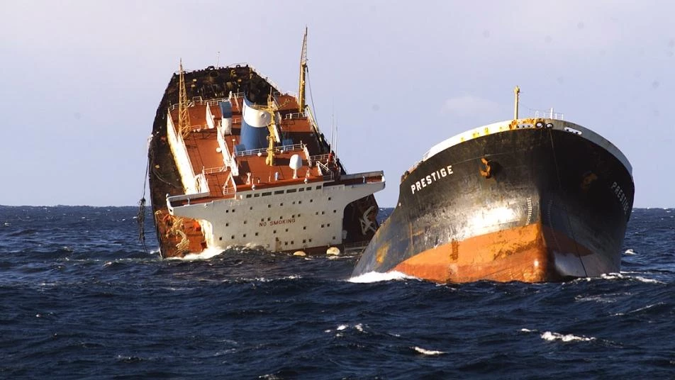 غرق سفينة شحن إيرانية في الخليج العربي وسلطات الملالي توضح الأسباب