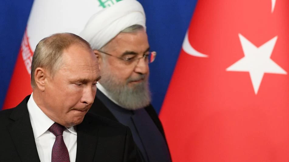 "الصراع يتنامى".. كيف تسعى روسيا إلى تقويض نفوذ إيران في دير الزور؟