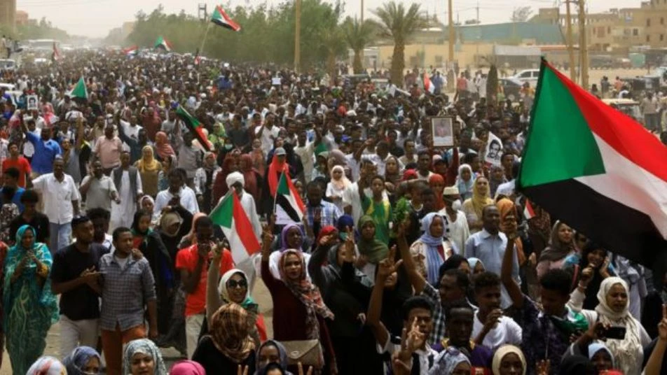 استمرار المظاهرات في السوادن ومحاولات لإيقاف صراع دارفور بعد مئات الضحايا