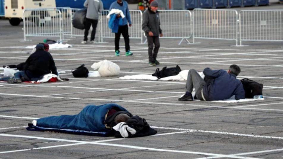 لاس فيغاس.. مشاهد صادمة لمواطنين ينامون في الطرقات بسبب كورونا (صور)