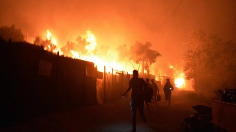 يضم مئات السوريين .. اندلاع حريق ضخم في أكبر مخيم لاجئين باليونان