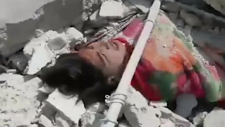 "مشهد مؤثر" لمدني عالق تحت الأنقاض جراء القصف الروسي (فيديو)