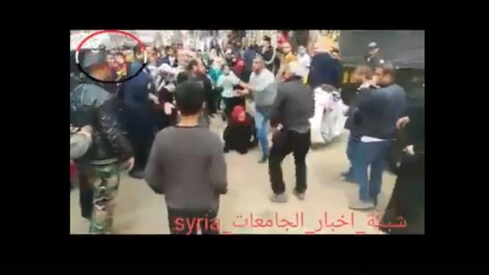 اقتتال ونساء تُضرب على طوابير الخبز في مناطق سيطرة نظام أسد (فيديو)