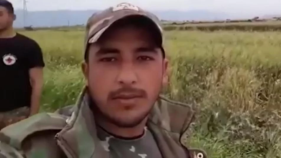 عنصر بميليشيا أسد يتباهى بقصف إدلب لحظة الإفطار في رمضان (فيديو)