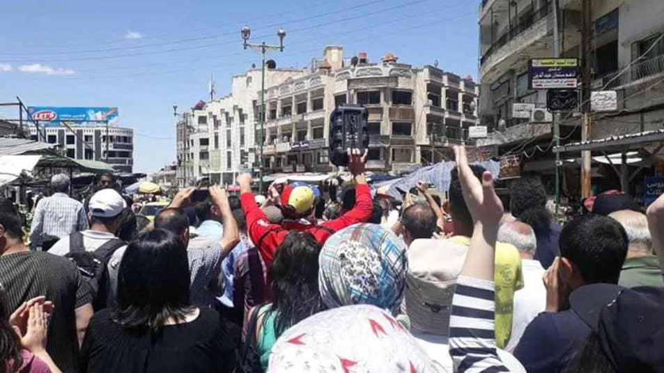 السويداء تغلي.. محتجون يستولون على شركة لأسماء الأسد و يقطعون الطريق المؤدي إلى دمشق