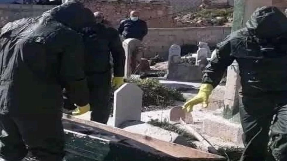 إذاعة موالية لنظام أسد تسرّب صور دفن المتوفين بكورونا في دمشق (صور)
