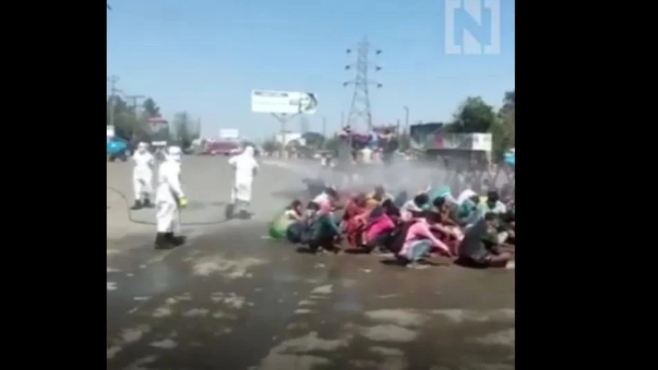 رش مهاجرين بمواد مطهرة من كورونا يُثير غضباً في الهند (فيديو)