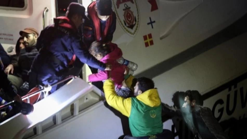 إنقاذ طفلة سورية رُبطت بـ قوارير بدلاً من سترة النجاة!