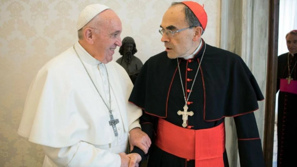 البابا فرنسيس يرغم الكهنة والرهبان قانونيا على التبليغ عن الانتهاكات الجنسية