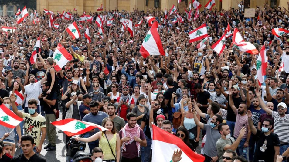الحريري يعلن حزمة من القرارات لتهدئة الشارع اللبناني