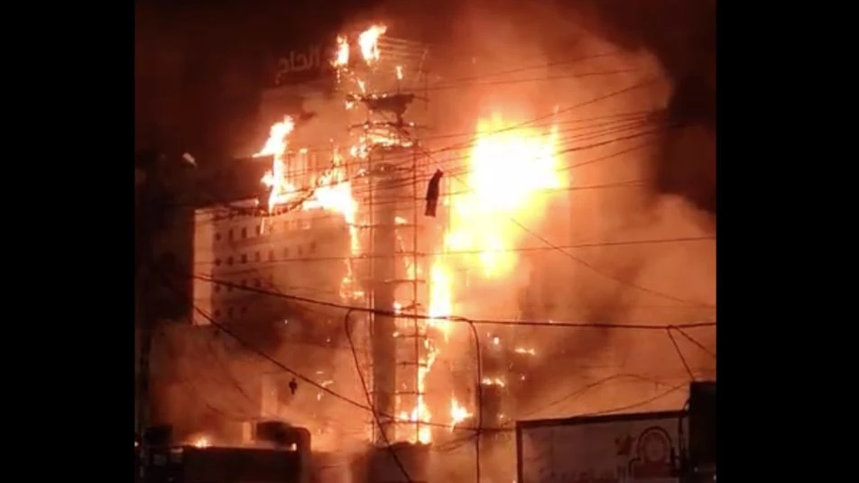 عملية خطرة لإنقاذ عائلة سورية بعد أن حاصرتهم النيران بمكان مرتفع (فيديو)