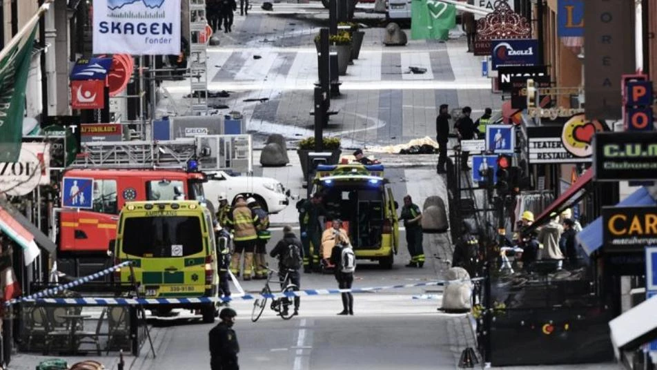 سيارة إسعاف تدهس عدداً من المارّة في النرويج
