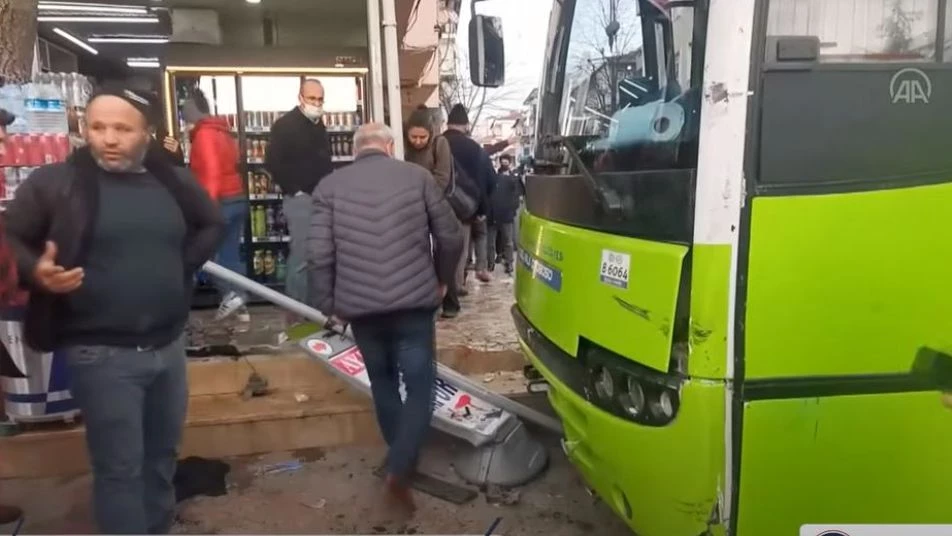 اصطدام قاسٍ ومفاجئ.. حافلة تدعس أماً سورية وطفلتيها بإسطنبول (فيديو)