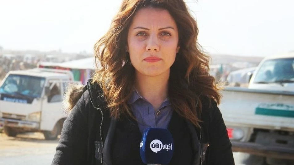 توعّدت بالمزيد.. مراسلة تلفزيونية تتشفى بضحايا تفجير إرهابي شرق الفرات (صور)