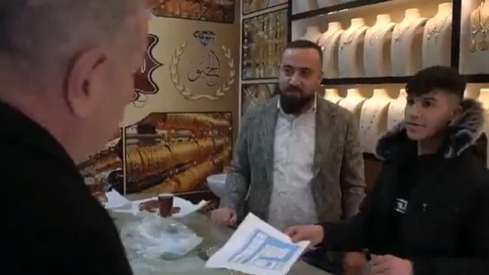 بطريقة مستفزة.. رئيس حزب تركي معارض يستجوب أحد السوريين داخل متجره (فيديو)